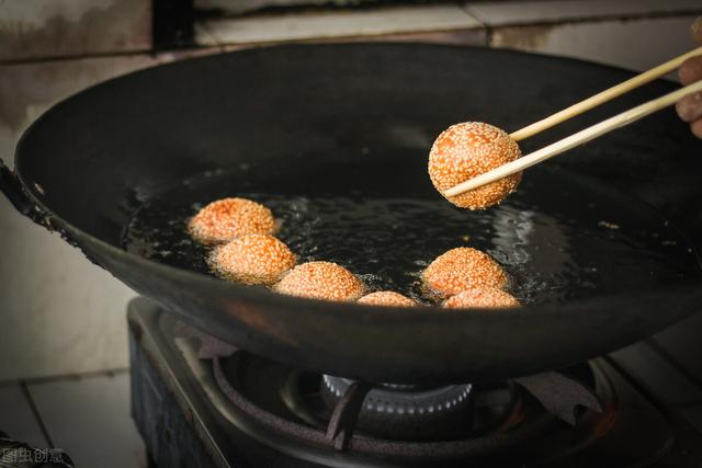 炸麻团为啥鼓不起来？教你2个小技巧，酥脆软糯，个个空心不塌陷