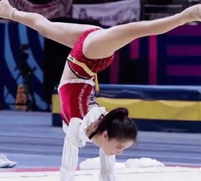 家住魔仙堡|娄艺潇真是深藏不露，曾是国家二级运动员，看到体操服旧照后心动