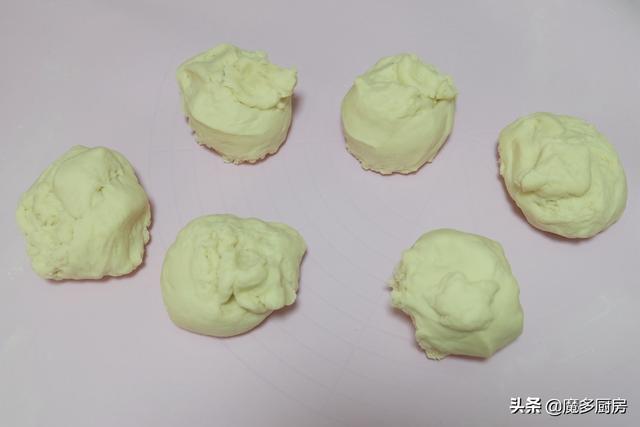 太香了，刚出炉的一盘大馒头，外焦里嫩，孩子们说比蒸的更好吃