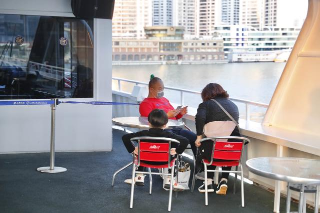 「旅行百事通」上海浦江游览复航开出首个航班 浦江两岸美景尽收眼底