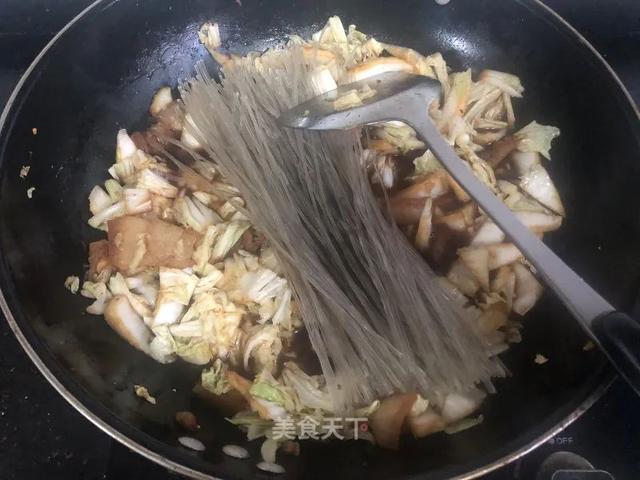 大白菜炖粉条：简简单单，热热乎乎，冬天吃最合适了