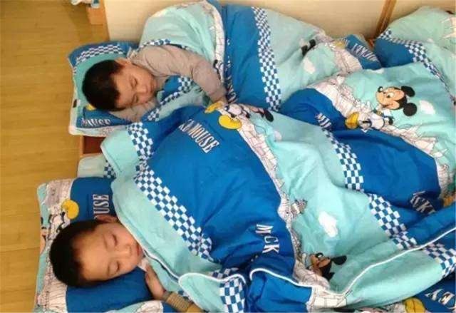 #你的育儿经#“明天就退学！”幼儿园老师晒了一张孩子午睡照，家长看完忍不了