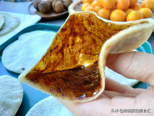 孩子爱吃软饼，搅一搅就能做，3分钟烙一锅，柔软筋道糖汁不乱淌