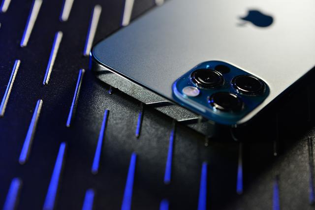 iPhone 12 Pro颜值到底高不高？在微距镜头下看一看