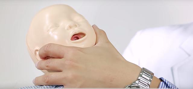 你的育儿经：幼儿误食玻璃球！物品收好外，不同误食情况有不同正确急救法