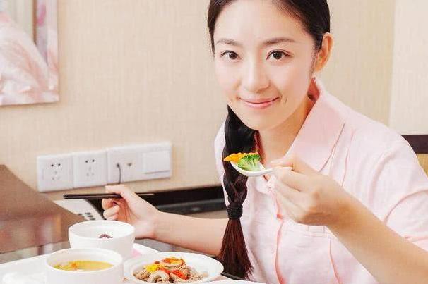 「超级宝妈」宝妈月子期间无人照料，自制简易月子餐，婆婆看到后主动认错