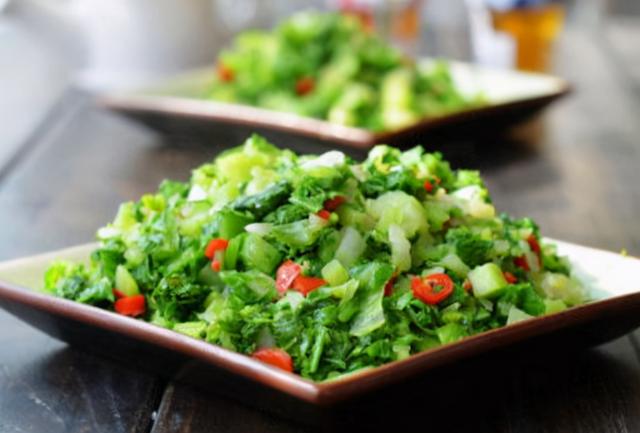 腌雪里蕻，不能直接撒盐！这3步是关键，颜色碧绿，味咸香而不酸