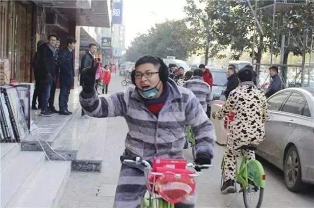 最爱笑的人|接娃放学的“睡衣妈妈”们,方便了自己,却伤害了孩子的自尊