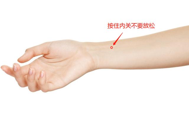 生活中打嗝你是怎么处理的？掌握正确掐内关方法，十多秒治打嗝