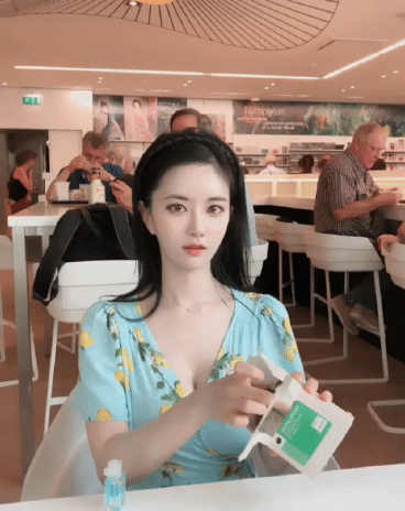 搞笑gif趣图:美女女朋友帮我牵马,我骑马