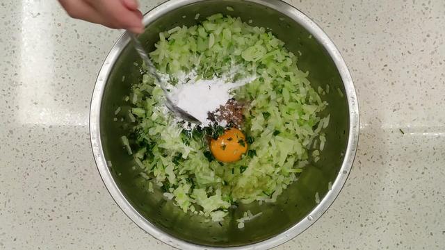 香炸素萝卜丸子这样才最酥脆好吃，不加水不回软，外焦里嫩不油腻