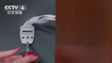暖先生格调:3岁女儿在房间玩,厨房的宝妈听到一声闷响,回来女儿没了!
