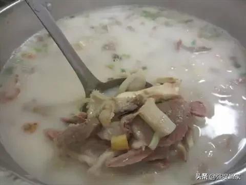 用一招，炖羊肉汤只需加“1红1黑”，羊汤奶白香浓，鲜甜没膻味