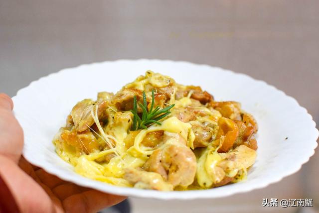 蟹姐用2个鸡腿做盘菜，上桌就被小朋友点赞，连呼好吃