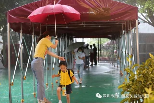 超级宝妈|谁说下雨天不能进行室外活动，这家幼儿园别出心裁做到了