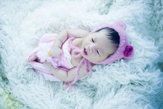 【你的育儿经】新生儿幼儿总是哭闹不睡觉是可以训练好的！