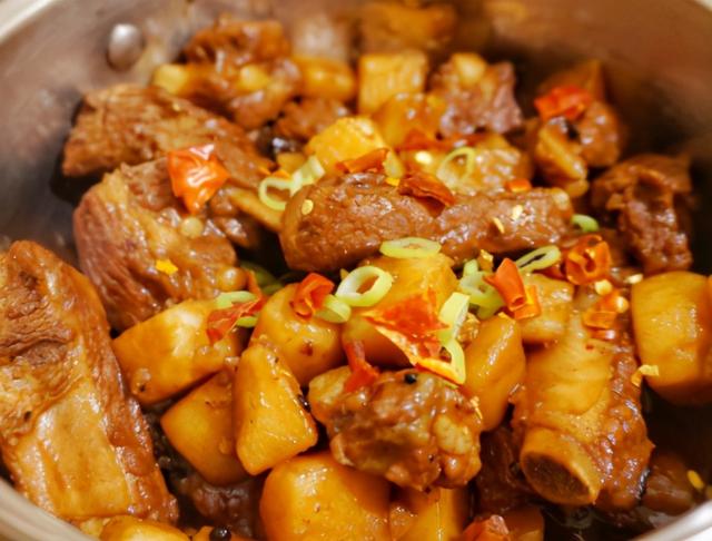 炖排骨时，有人先焯水有人直接炖？厨师长：做错了，教你正确做法