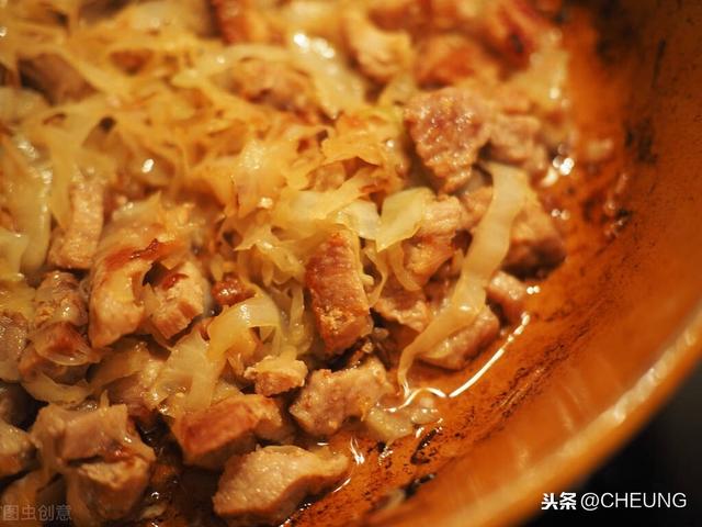 羊肉炖酸菜，鲜香入味一点都不膻，能多吃两大碗饭，做法超简单