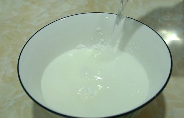 冬天我家常做这锅汤，成本才6元钱，饭前来一碗，酸辣开胃又解馋