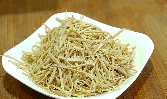 冬天我家常做这锅汤，成本才6元钱，饭前来一碗，酸辣开胃又解馋