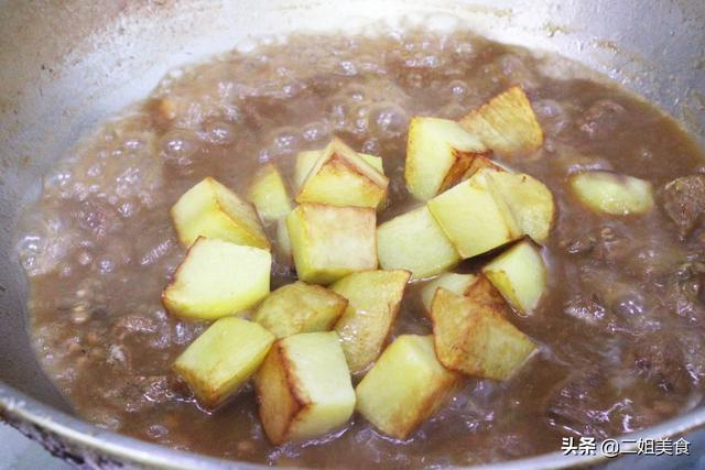 做红烧牛肉，只放生抽就错了，大厨：“多加2白”，入味还不塞牙