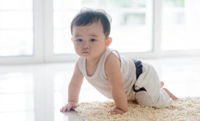 #你的育儿经#“先爬后走”与“不爬就走”的娃有啥不同？这3点差距显而易见