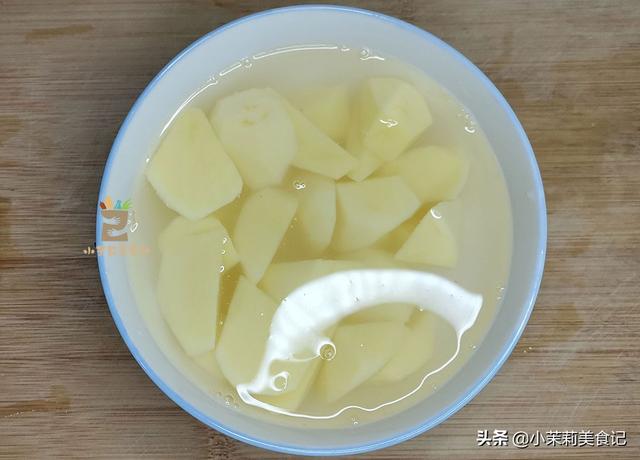 天冷炖菜少不了，2样素菜一起炖，多加一种调味料，出锅比肉还香