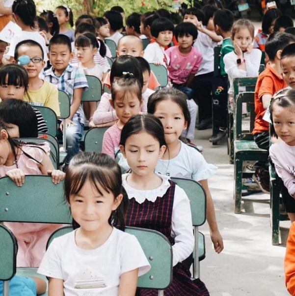 「你的育儿经」幼儿园“最美混血儿”走红，不看镜头也独成风景，网友：颜值好高