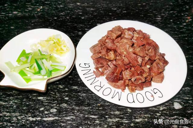 天冷想吃肉，就给家人试试它，入口生香又解馋，我家每周都安排