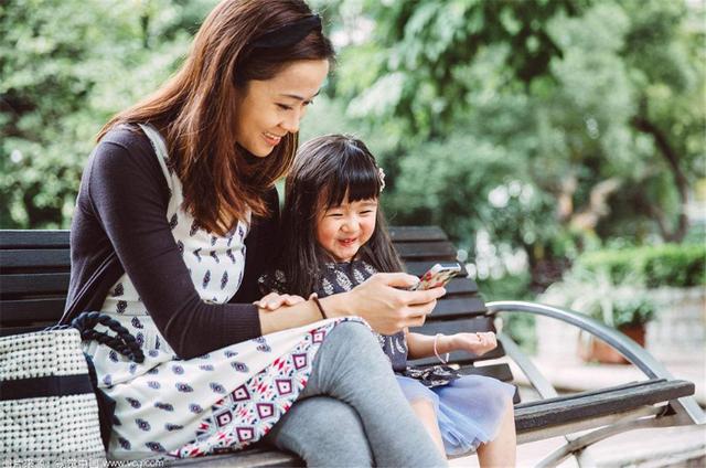 「你的育儿经」孩子6岁前能不能玩手机？父母了解“上瘾模型”，3招摆脱手机瘾