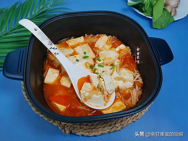 番茄金针菇烧豆腐，成本不到8块钱，热乎乎上桌，暖胃又下饭