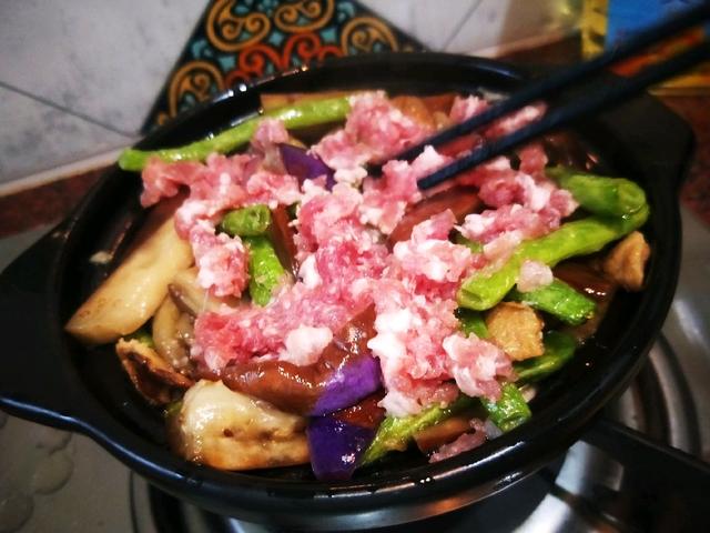 冬天就馋这菜，茄子豆角一焖，味道鲜香可口，超下饭