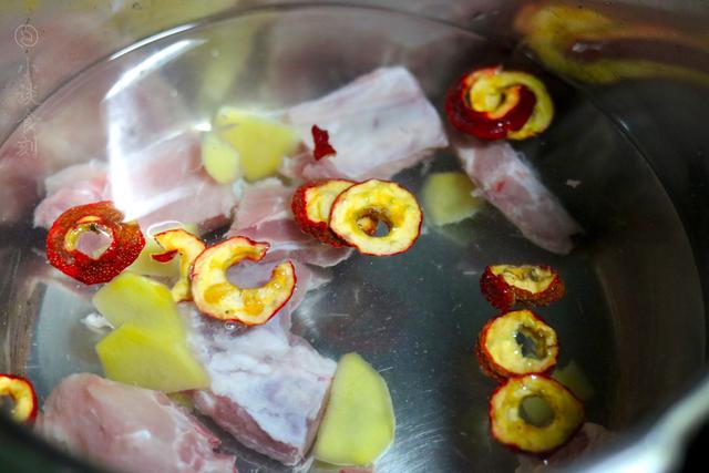 炖排骨，汤汁寡淡肉质柴？教你正确做法，排骨不腥不柴，汤汁奶白