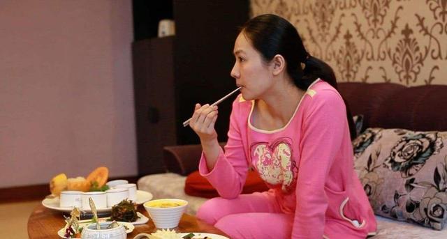 「超级宝妈」产妇坐月子，吃土鸡蛋有营养？记者揭露：“土鸡蛋”背后的黑幕
