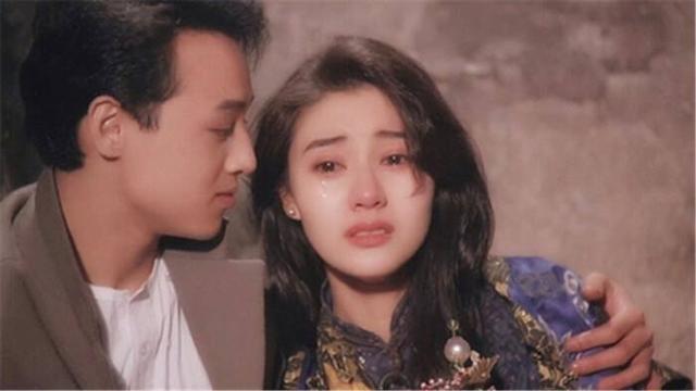 李嘉欣带儿子逛街，穿的裤子引热议，网友：亲情也不能“越界”