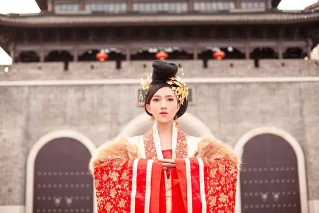 『趣旅游』红河水乡藏的神秘小店,专门帮人穿越,许多人来这里当“王妃”