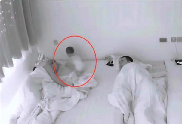 【超级宝妈】“天使宝宝”半夜被饿醒，不哭不闹拿起奶瓶喂自己，好懂事！