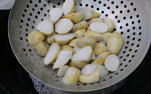 喜欢吃芋头的要收藏，加上酥肉一起炖，软糯鲜香，出锅汤汁都喝光