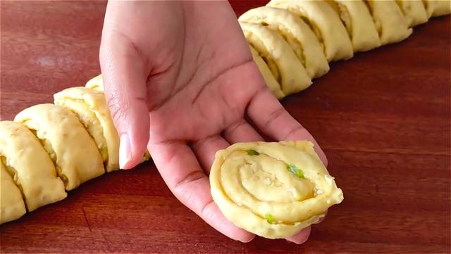 燕麦这样做太好吃了，往里面加3个鸡蛋，比油条好吃，比馅饼简单