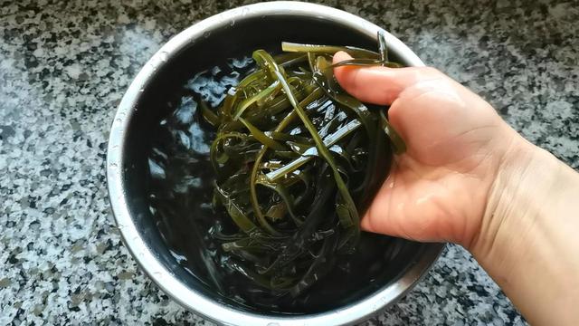 砂锅土豆粉在家做，配菜随意搭，料足味美，好吃又健康，暖心暖胃