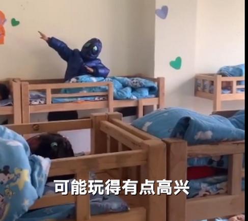 幼儿园老师PS和爱莎“合影”引小朋友羡慕，孩子惊讶地问：怎么认识的？