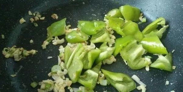文字上的青年▲将这3种蔬菜放在一起炒，味道真不错，天天吃都不腻！