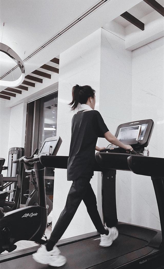 电影工厂|吐槽女星瘦得跟鬼一样的秦岚也向镜头屈服,减肥健身体重常年92斤