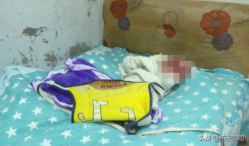 【你的育儿经】三个月大女婴被不明动物啃咬多时，家中无人，留守的孩子有多可怜