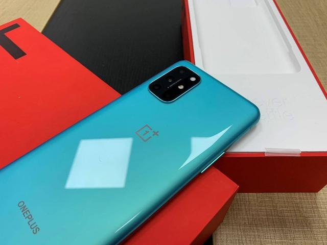 “欧皇”附体连抢两部一加8T，银时+青域双版本开箱