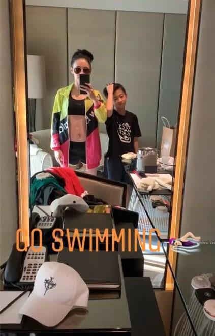 张柏芝首晒全家福，三胎儿子天生黄发，生父疑似外国人电影工厂