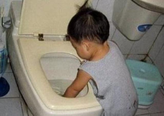 超级宝妈|趁着爸妈不在家,熊孩子点燃炮仗丢进下水道,1到6楼邻居全遭殃