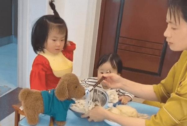 【超级宝妈】“好汉不吃眼前亏”?宝妈一招杀鸡给猴看,俩宝被吓得唯命是从
