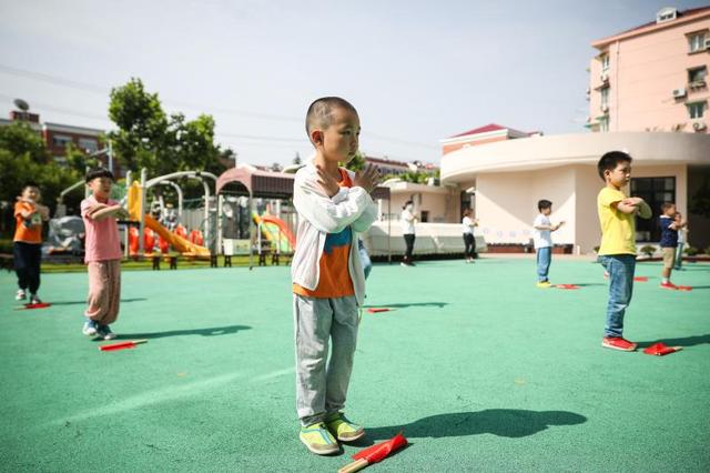 上观新闻|入园摘下口罩，设立临时隔离教室，上海最小一批学生返校复学……