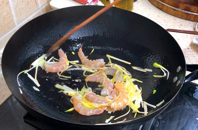 天冷了，萝卜和它是绝配，炒一炒，鲜香味美营养高，不懂吃可惜了